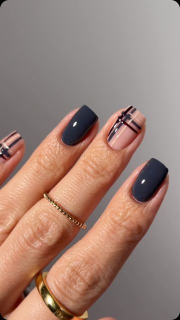 November Nails Fall Blue, Plaid Fall Nails Ideas, Navy Blue Plaid Nails, Fall Nail Plaid, Navy Blue Autumn Nails, Fall Navy Blue Nails, Fall Plaid Nail Art, Navy Plaid Nails, Navy Blue Fall Nail Designs