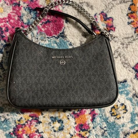 Black Michael Kors Mini Purse (Jet Set Charm Small Logo Shoulder Bag) Mk Bags, Simple Outfit, Bags Black, Purse Black, Mini Purse, Mini Bags, Kate Spade Crossbody, Jet Set, Simple Outfits