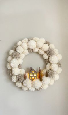 Decorations For The New Year, Self Made Christmas Decorations, White Christmas Diy Decorations, Xmas Tree Decorations Diy, New Year Room Decor, Easy Christmas Diy Decor, Cute Christmas Craft Ideas, Diy Christmas Door Wreaths, Pom Pom Wreath Christmas