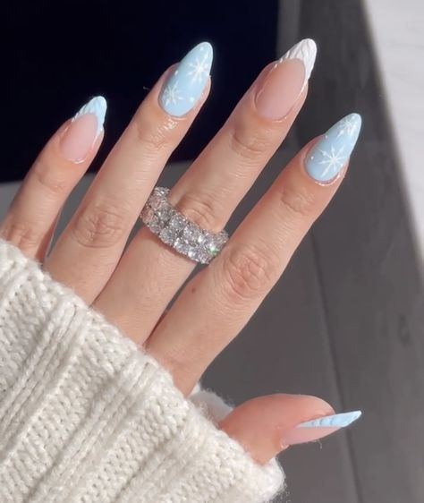 Blue And White Almond Nails, Winter Nails Blue And White, Winter Themed Nails, Winter Nails Blue, Winter Blue Nails, Snowy Nails, Nails Blue And White, Blue Manicure, White Almond Nails