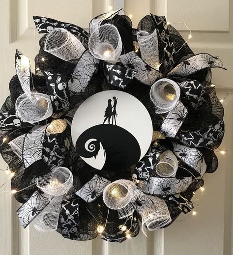 Nightmare Before Christmas Wreath, Nightmare Before Christmas Tree, Wreaths Design, Nightmare Before Christmas Decorations, Diy Halloween Wreath, Nightmare Before Christmas Halloween, Diy Halloween Decor, Adornos Halloween, Unique Christmas Ornaments