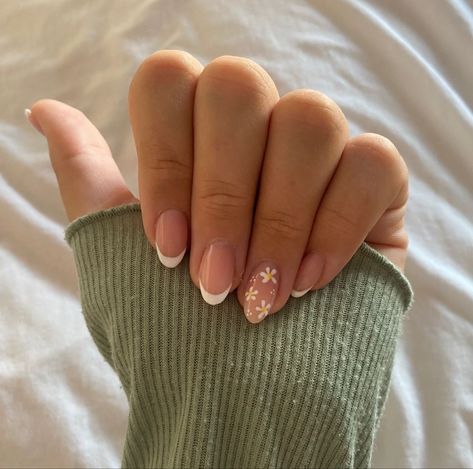 Nail Ideas Bio Gel, Small Flower Nails Design, Shortish Nail Ideas, Cute Summer Flower Nails, Minimalist Floral Nails, Summer Nails Flowers Simple, Nail Inspo Daisy, Rounded Nail Designs, Mail Inspo 2024 Spring