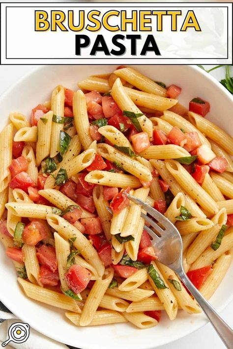 Bruschetta pasta is super light and fresh, featuring ripe tomatoes, aromatic basil, and a quick and easy balsamic vinaigrette. Simple Balsamic Vinaigrette, Balsamic Pasta, Bruschetta Pasta, Homemade Balsamic Vinaigrette, Salad Meal Prep, Perfect Pasta, Balsamic Vinaigrette, Ripe Tomatoes, Frugal Meals