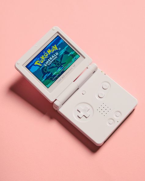 💟 Nostalgic vibes! Check out this pristine white Game Boy Advance SP. 🌟 Swipe to see the gorgeous Pokémon-themed design on the back, showcasing Mewtwo and Mew. The perfect combination of retro charm and design! 🎨🎉 #Pokemon #GameBoyAdvanceSP #RetroGaming #Nintendina #pokemonemerald Mewtwo And Mew, Pokémon Gameboy, Nintendo Aesthetic, Clear Gameboy, Pokemon Emerald, Custom Gameboy Advance, Nostalgic Vibes, Gameboy Advance Sp, Nintendo Gameboy Advance Sp