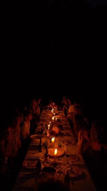 Long Table Aesthetic, Dark Dinner Aesthetic, Candle Light Dinner Photoshoot, Cozy Dinner Aesthetic, Dark Dinner Table Aesthetic, Dinner Table Photography, Aesthetic Tablescape, Family Dinner Aesthetic, Dinner Table Aesthetic