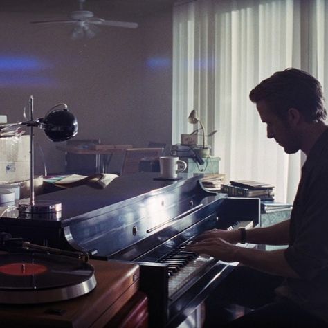 Ryan Gosling Piano, Ryan Gosling La La Land, Sebastian Wilder, Here's To The Fools Who Dream, Film Decor, Damien Chazelle, Painted Backdrops, Popular Bands, Gonna Love You