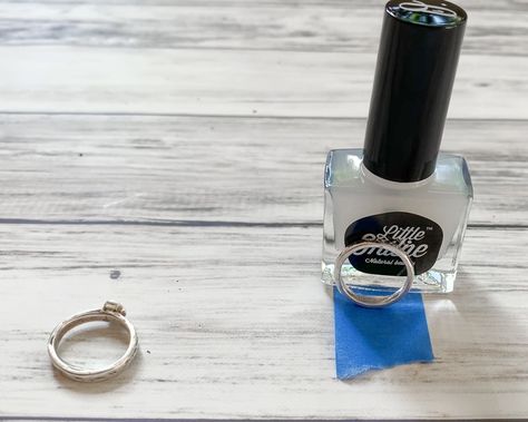 Make A Ring Smaller, Cincin Diy, Ring Size Adjuster, Nail Polish Hacks, Natural Nail Polish, Big Ring, Resize Ring, Nail Polish Bottles, Clear Nail Polish