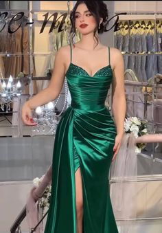 Emerald Green Silk Prom Dress, Teal Bridesmaid Dresses, Prom Fashion, Stylish Prom Dress, Prom Inspiration, Green Prom, Simple Gowns, Dinner Dress Classy, Classy Prom Dresses