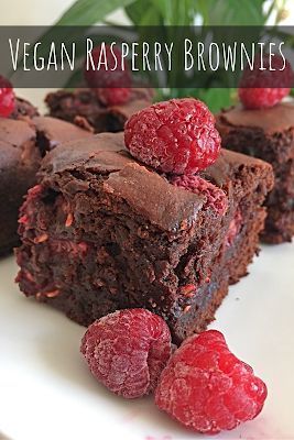 Vegan Raspberry Brownies Vegan Slice, Vegan Blondies, Vegan Bakes, Brownie Vegan, Patisserie Vegan, Raspberry Brownies, Vegan Cake Recipes, Vegan Brownie, Desserts Vegan