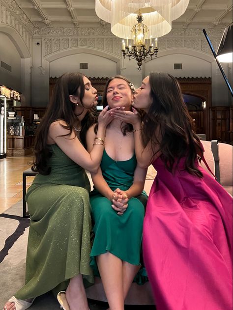 Three People Prom Poses, Prom Poses 3 Friends, Prom Picture Poses For Friends Trio, Prom Girl Group, Prom Poses For Friends Trio, Fun Prom Photoshoot Ideas, Trio Prom Poses, Prom Picture Ideas For Friends Group Poses, Aesthetic Prom Pics