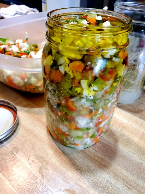 Gardinara Recipes, Hot Italian Giardiniera Recipe, Canning Giardiniera Recipe, Homemade Giardiniera, Homemade Giardiniera Recipe, Pickled Veggies Recipe, Canning Sauces, Freeze Vegetables, Giardiniera Recipe