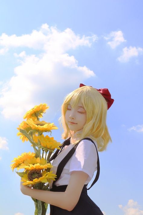 Outdoor Cosplay Photography, Hand Blocking Sun Pose Reference, Anime Photoshoot Ideas, Sunflower Photo Ideas, Cosplay Photoshoot Ideas, Cosplay Photoshoot, Sunflower Photo, Sunrise Photos, Body Reference Poses