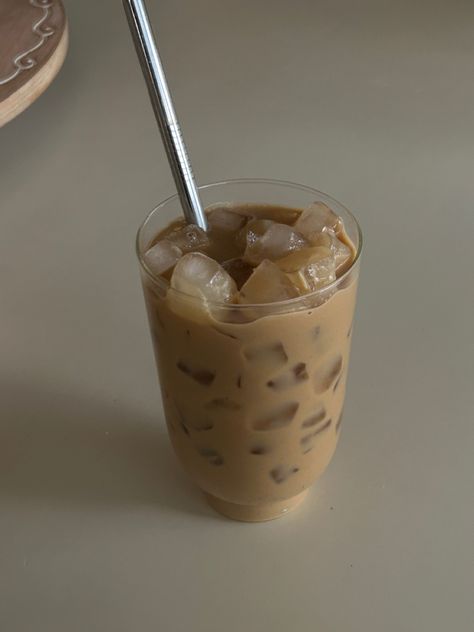 Ice Cold Coffee, Pretty Iced Coffee, Ice Coffee, Aesthetic Ice Coffee, Aesthetic Iced Coffee Pictures, Iced Coffee Aesthetic Instagram, How To Make Ice Coffee, Pretty Coffee, Coffee Obsession