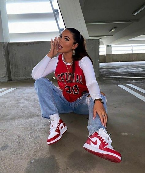 How To Style A Basketball Jersey Women, Basketball Outfit For Women Fashion, Basketball Outfit For Women, Basketball Game Outfit Women, Male Athletes, Jersey Fits, Jordan 1 Sneakers, Nba Game, Jordan Jersey