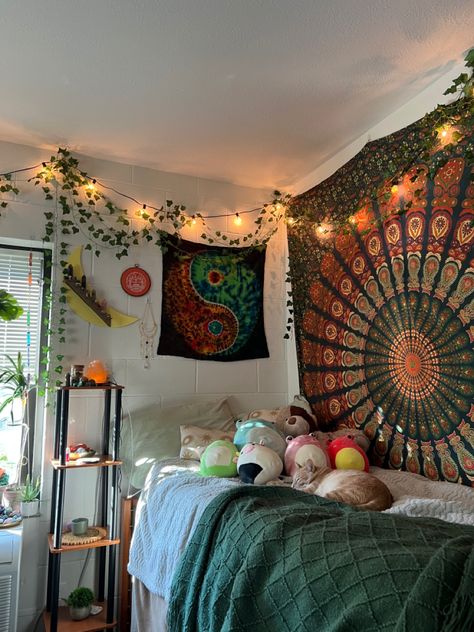 Room Ideas Aesthetic Boho, First Apartment Bedroom Ideas, Hippie Room Inspo, Boho College Dorm, College Dorm Room Ideas Aesthetic, Dorm Room Ideas Aesthetic, Bohemian Dorm Rooms, Alternative Room, Hippie Dorm