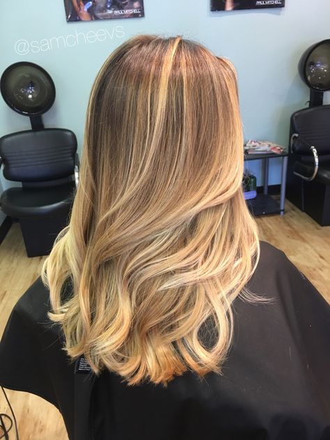 Sandy warm platinum honey blonde balayage highlights hair for spring // medium hair cut with long layers Honey Blonde Balayage, Color Melting Hair, Balayage Hair Blonde Medium, Hair Cuts Medium, Mom Hair, Blonde Balayage Highlights, Blond Balayage, Medium Layered Hair, Blonde Haircuts