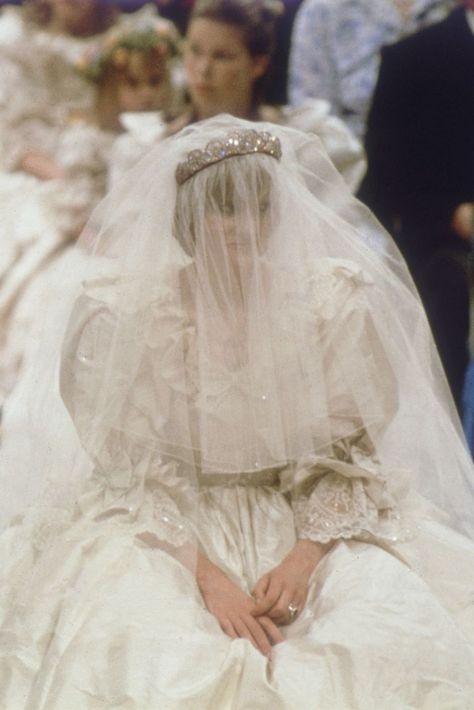 Princess Diana Wedding Dress, Charles And Diana Wedding, Diana Wedding Dress, Royal Wedding Gowns, Princess Diana Wedding, Diana Wedding, Princess Diana Fashion, Princess Diana Family, Princess Diana Photos