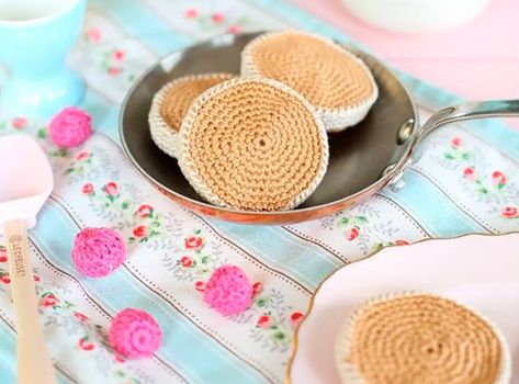 Crochet Pancake, Crochet Sweets, Cinnamon Pancakes Recipe, Happy Pancake Day, Scotch Pancakes, Yarn Projects Crochet, Slip Stitch Crochet, Recipe Cards Template, Mollie Makes