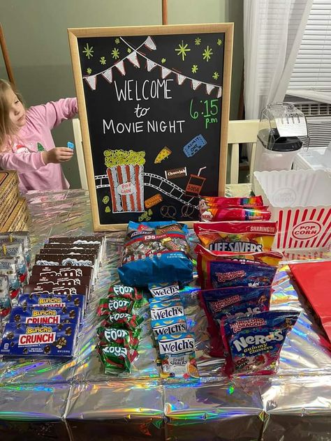 Movie Night Snack Set Up, Indoor Movie Night, Backyard Movie Night Party, Birthday Movie Night, Diy Movie Night, Summer Movie Night, Birthday Sleepover Ideas, Movie Night Decorations, Movie Night For Kids