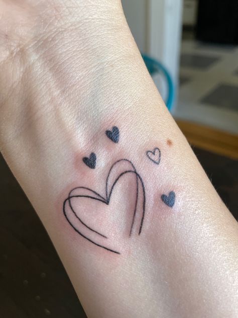 Mini Tattoo Ideas, Tattoos Minimal, Heart Tattoos With Names, Tattoo Ideas Simple, Tiny Tattoo Ideas, Tattoos Love, Heart Tattoo Wrist, Minimalist Tattoo Ideas, Minimal Tattoos