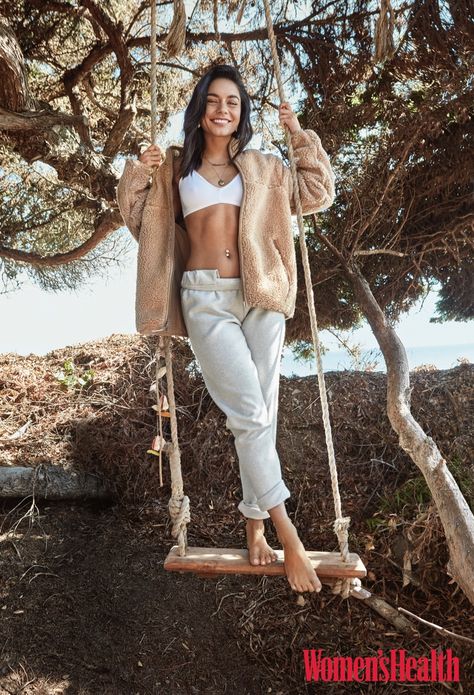 Actress Vanessa Hudgens poses in Tna for Aritzia jacket, Eberjey bra and Sweaty Betty sweatpants Taylor Naomi, Vanessa Hudgens Body, Vanessa Hudgens Hair, Sporty Glam, Estilo Vanessa Hudgens, Outdoor Poses, Vanessa Hudgens Style, Aritzia Jacket, Look Boho Chic