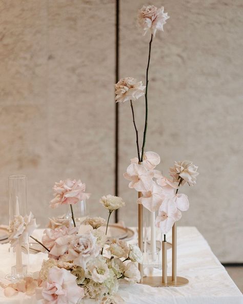 emilia | floral designer (@bloodwoodbotanica) • Instagram photos and videos Neutral Wedding Florals, Dusk Wedding, Single Stem Vase, Chic Wedding Style, Table Florals, Modern Chic Wedding, Elegant Modern Wedding, Bridal Table, Modern Flower Arrangements