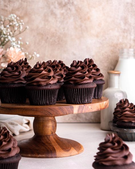 Chocolate Cupcake With Chocolate Icing, Chocolate Cupcakes Photography, Chocolate Tres Leches Cupcakes, Brownie Batter Cupcakes, Pictures Of Baked Goods, Baked Goods Pictures, Elegant Chocolate Cupcakes, Cupcake Photography Ideas, Cupcake Food Photography