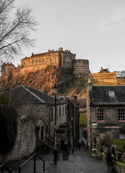 Exploring Edinburgh at Christmas – Katie Merkli Edinburgh Aesthetic Christmas, Edinburgh Castle Aesthetic, Edinburgh At Christmas, Edinburgh November, Scotland December, Christmas Edinburgh, Laura Core, Edinburgh Winter, Winter City Break