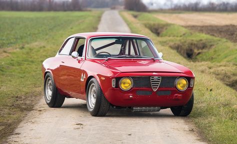 10 Flawless Photos of a 1965 Alfa Romeo Giulia Sprint GTA. Heading to auction. Alfa Romeo Junior, Alfa Gtv, Alfa Romeo Gta, Alfa Giulia, Small Luxury Cars, Alfa Alfa, Alfa Romeo Cars, Alfa Romeo Giulia, Italian Cars