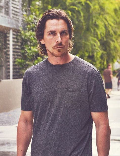 Men's Long Hairstyles Straight, Top Hollywood Actors, Rust Cohle, Middle Length Hair, Chris Bale, Bruce Wayne Batman, Mens Medium Length Hairstyles, Batman Christian Bale, Medium Shag Haircuts