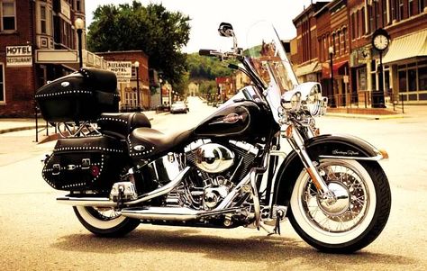 Heritage Softail classic vs Road King : V-Twin Forum: Harley Davidson Forums Harley Davidson Fashion, Harley Davidson Forty Eight, Softail Chopper, Harley Davidson Heritage Softail, Harley Davidson Bobber, Blue Harley Davidson, Harley Davidson Cake, Harley Davidson Crafts, Harley Davidson Helmets