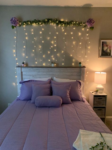 String lights Purple Diy Room Decor, Rapunzel Room Aesthetic, Tangled Room Aesthetic, Fairy Light Room Decor, Ideas Para Decorar Cuartos Juveniles, Purple Bedroom Aesthetic, Easy Room Decor, Easy Diy Room Decor, Cute Diy Room Decor