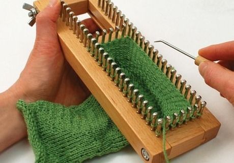 This is a guide about using a Knitting Board adjustable sock loom. A great alternative to the traditional needle approach to knitting socks is to use a sock loom. Sock Loom Patterns, Loom Socks, Sock Loom, Loom Board, Knitting Board, Diy Tricot, Knifty Knitter, Loom Knitting Projects, Knitting Loom