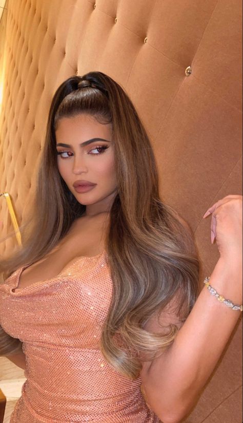 Kylie Jenner Hair Color Blonde, Kylie Jenner Blonde Hair, Kylie Jenner Hair Color, Kylie Jenner Daily, Kylie Jenner Blonde, Kylie Jenner Photoshoot, Jenner Hair, Mocha Hair, Kylie Jenner Hair