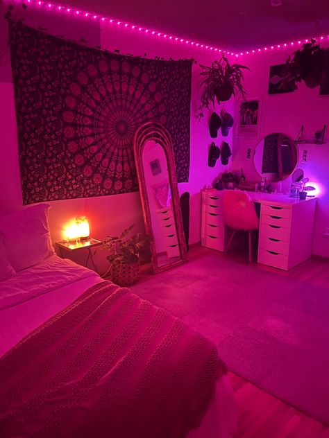 Girly Black Room Aesthetic, Pink Wall Room Ideas Bedrooms, Picture Wall Ideas Bedroom Layout, Living Bedroom Combo Ideas, Very Tiny Bedroom Ideas, Psychadelic Room Aesthetic, Pink And Black Room Ideas, Picture Wall Ideas Bedroom, Painting Room Ideas