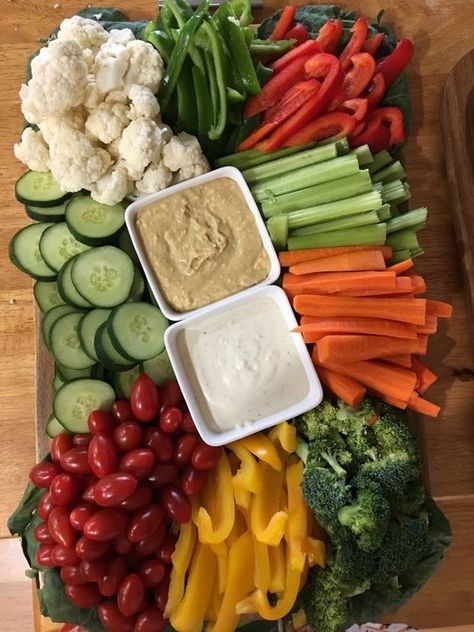 Finger Food For Picnic, Party Snacks Aesthetic, Mountain Breakfast, Hotel Mountain, Mary Birthday, Fruit Platter Designs, Vegetable Tray, Vegetable Platter, Party Food Buffet