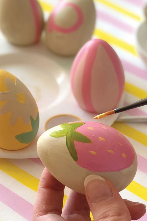 Painting Eggs Ideas Easter, Painted Easter Eggs Easy, Cute Easter Egg Designs Easy, Egg Decorating Ideas Easy, Cute Easter Egg Ideas, Easter Egg Painting For Kids, Eggs Easter Decoration, Easter Egg Designs For Kids, Paint Easter Eggs Ideas