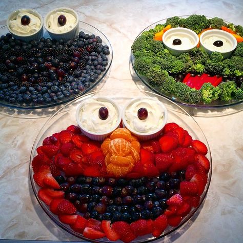 Elmo Smash Cake, Elmo Birthday Party, Fresh Fruit Recipes, Sesame Street Birthday Party, Elmo Party, Elmo Birthday, Fruit Dip, Snacks Für Party, Fruit Platter