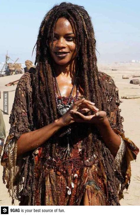 Thought it was Rihanna... whoops Calypso Pirates, Tia Dalma, Mode Poses, Halloweenský Makeup, Kaptan Jack Sparrow, Jack Sparrow, Pirate Ship, Pirates Of The Caribbean, Margot Robbie