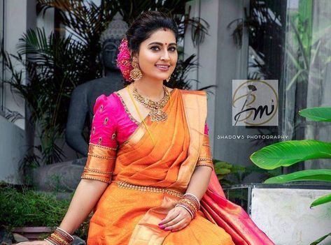 Sneha Prasanna in an orange pattu saree with a hot pink blouse and antique gold jewellery for daughter's ayush homam ceremony. Orange Saree Pink Blouse, Orange Pattu Saree, Ayush Homam, Sneha Prasanna, Antique Gold Jewellery, Maharashtrian Saree, Sneha Actress, Hot Pink Blouse, Saree Styling