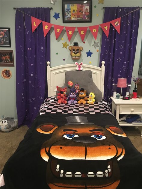 quarto! Um quarto !! Eu quero um desses! Um quarto de fnaf?!? Amei! Fnaf Bedroom, Fnaf Crafts, Fnaf Sister Location, Fnaf Wallpapers, Anime Fnaf, Fnaf Drawings, Boy's Bedroom, Wallpaper Bedroom, Bedroom Themes