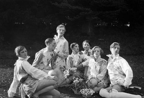 The Bright Young People at Wilsford: William Walton, Cecil Beaton, The Hon. Stephen Tennant, Rex Whistler, Georgia Sitwell, Zita Jungman and Teresa Jungman Mitford Sisters, Bright Young Things, Evelyn Waugh, Cecil Beaton, Chin Up, Roaring Twenties, Whistler, A Group, Vintage Prints