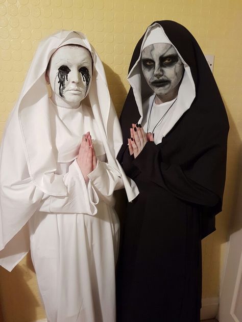 Me and my Sister this Halloween (I'm the American Horror Story Nun) #AHSfans #asylum #TheConjuring2 #Valek #Halloween #Nuns #Spooky #ScleraLenses #MakeUp #dressingupisfun Horror Nun Costume, White Nun Halloween, Scary Sister Halloween Costumes, Horrific Halloween Costumes, Creepy Nun Costume, Spooky Nun Makeup, Scary Maid Makeup, Halloween Costumes American Horror Story, Halloween Nun Costume Makeup