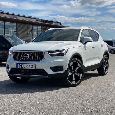 VolvoShots on Instagram: “2021 #XC40 T5 Recharge Inscription in Crystal White, with 20” wheels #volvo #sweden #volvofamily #madebysweden #volvoforlife #volvomoment…” White Volvo Suv, Volvo Xc40 White, Volvo Xc60 White, White Volvo, Volvo Xc40 Recharge, Luxury Suv Cars, Volvo Suv, Fake Scenarios, White Suv