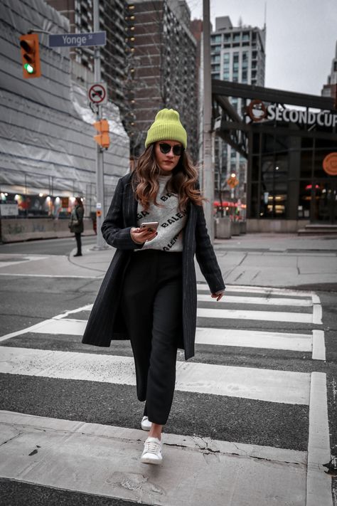 Glasses And Beanie Outfit, Beanie And Sunglasses Outfit, Neon Green Beanie Outfit, Neon Hat Outfit, Lime Green Beanie Outfit, Neon Beanie Outfit, Stedman Coat Outfit, Bennies Hats Outfits, Outfit Miercoles