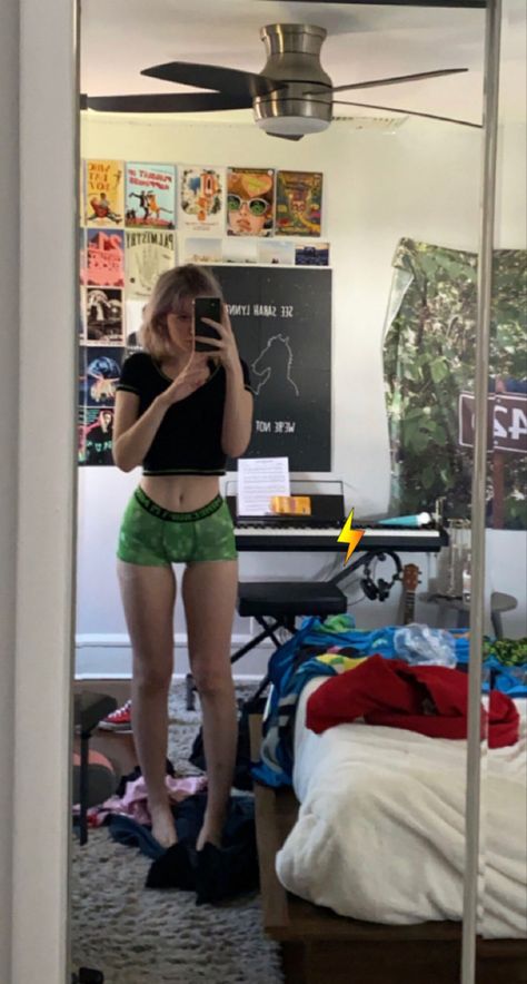 Minecraft Boxers, Wet Teeshirts Photoshoot, Girls In Boxers, Boxers Aesthetic, Boxers Outfit, Egirl Poses, Boxers Women, Drawing Face Expressions, Lover Girl