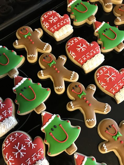 Gingerbread Man Decorated Cookies, Cookies To Make With Kids, Fun Christmas Treats, Simple Cookie Recipe, Christmas Cookie Decorating, Christmas Sugar Cookies Decorated, Simple Cookie, Cookies To Make, Gingerbread Cookies Decorated