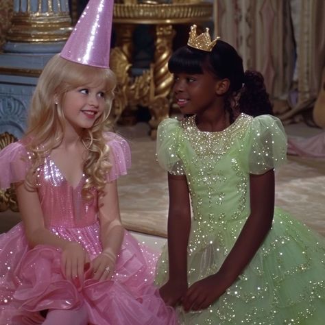 Halloween Characters Aesthetic, Tiana Pfp Aesthetic, Lottie And Tiana Halloween Costume, Disney Dolls Princess, Princess Tiana Color Palette, Princess And The Frog Scenes, Princess Pea Super Why, Princess Tiana Cosplay, Princess And The Frog Icons