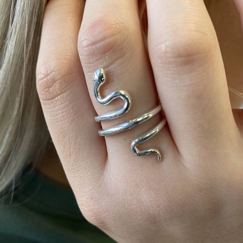 Diy Jewelry Easy Snake Jewelry Rings, Snake Rings Silver, Silver Rings Elegant, Cool Rings Silver, Silver Jewellery Aesthetic Rings, Silver Rings On Hand, Snake Ring Aesthetic, Cute Jewelry Silver, Cool Rings Aesthetic