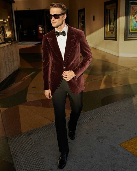 Mens Burgundy Blazer, Winter Dress Design, Blazer Outfits For Men, Velvet Blazer Outfit, Burgundy Dress Shoes, Turtleneck And Blazer, Party Wear Blazers, Dress Design Ideas, Man Coat